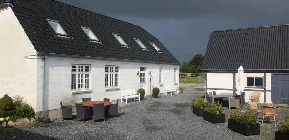 Gårdsplads og terrasse