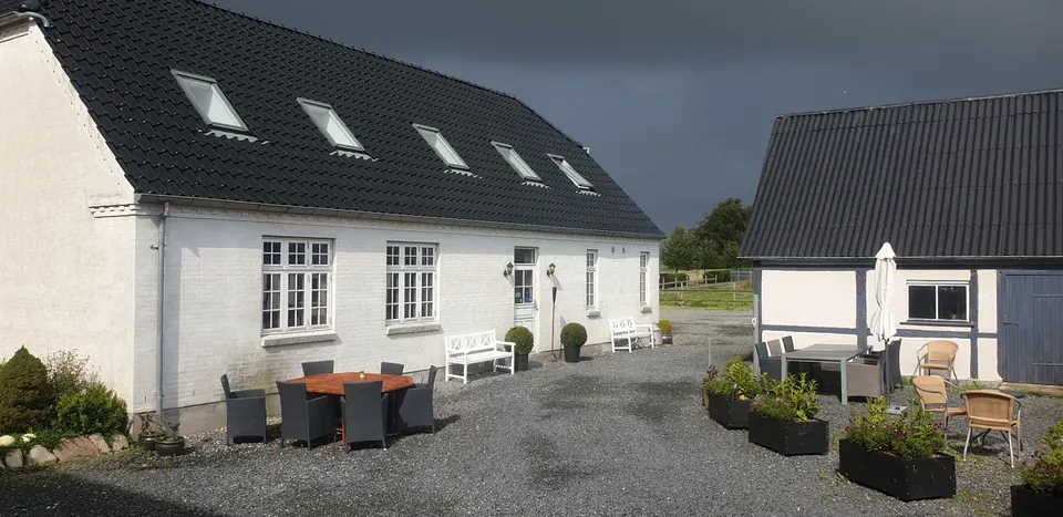 Gårdsplads og terrasse
