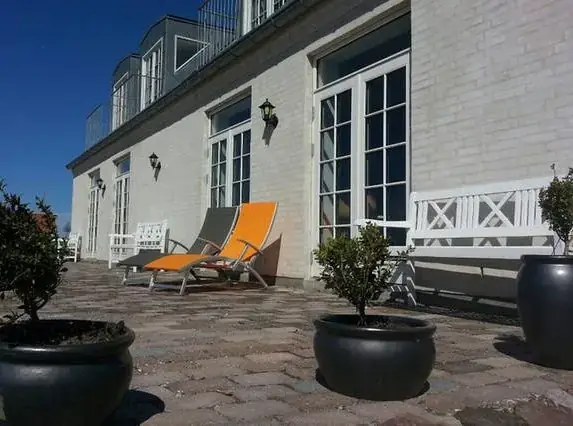 Terrasse med krukker og liggestole