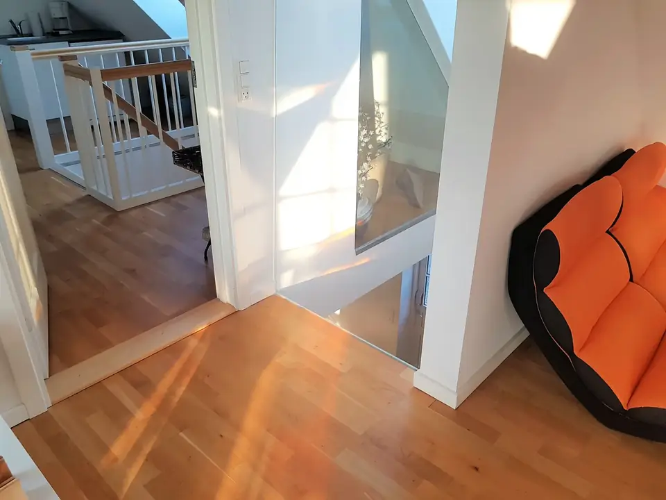 Trappe og orange lænestol