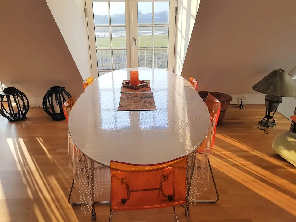 Spisebord med udsigt gennem altandøren