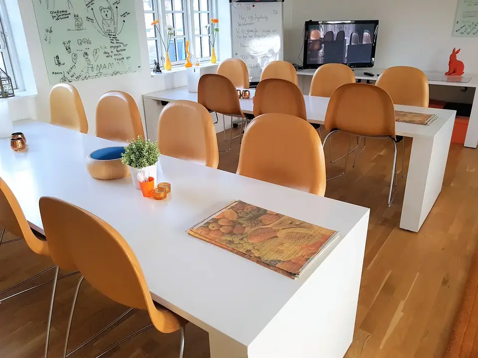 Langt spisebord med gule stole